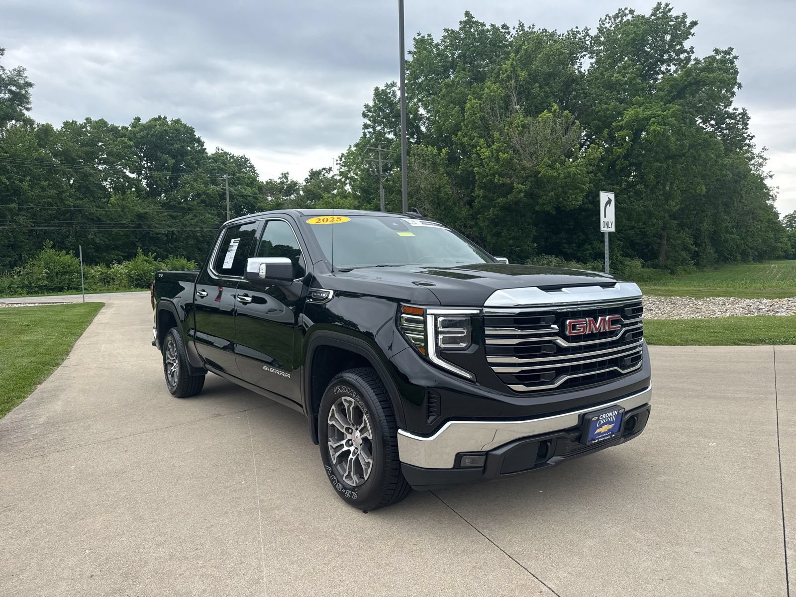 Used 2025 GMC Sierra 1500 SLT AWD/4WD image 3