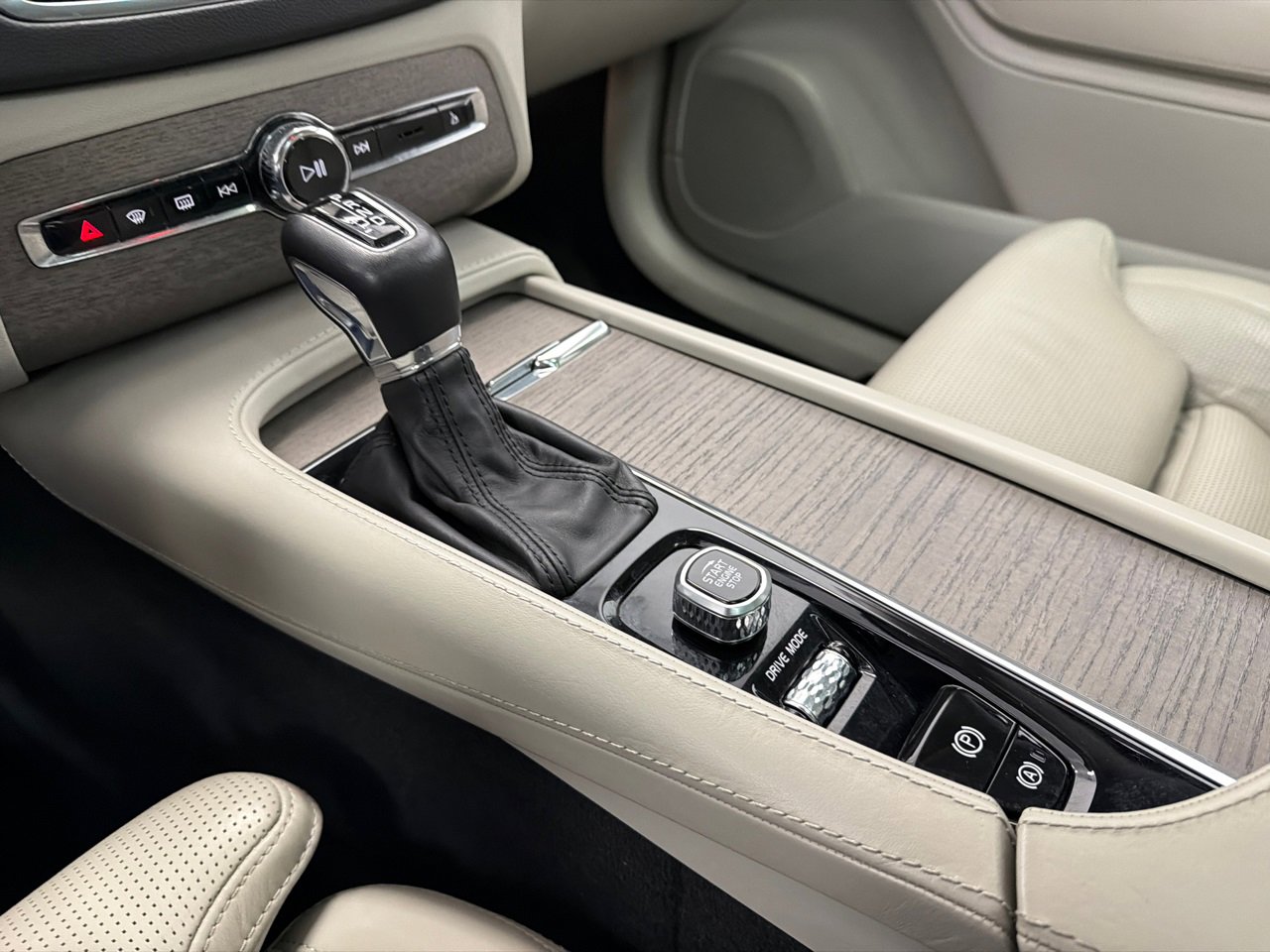 Used 2021 Volvo XC90 T6 Inscription w/ Protection Package Premier image 31