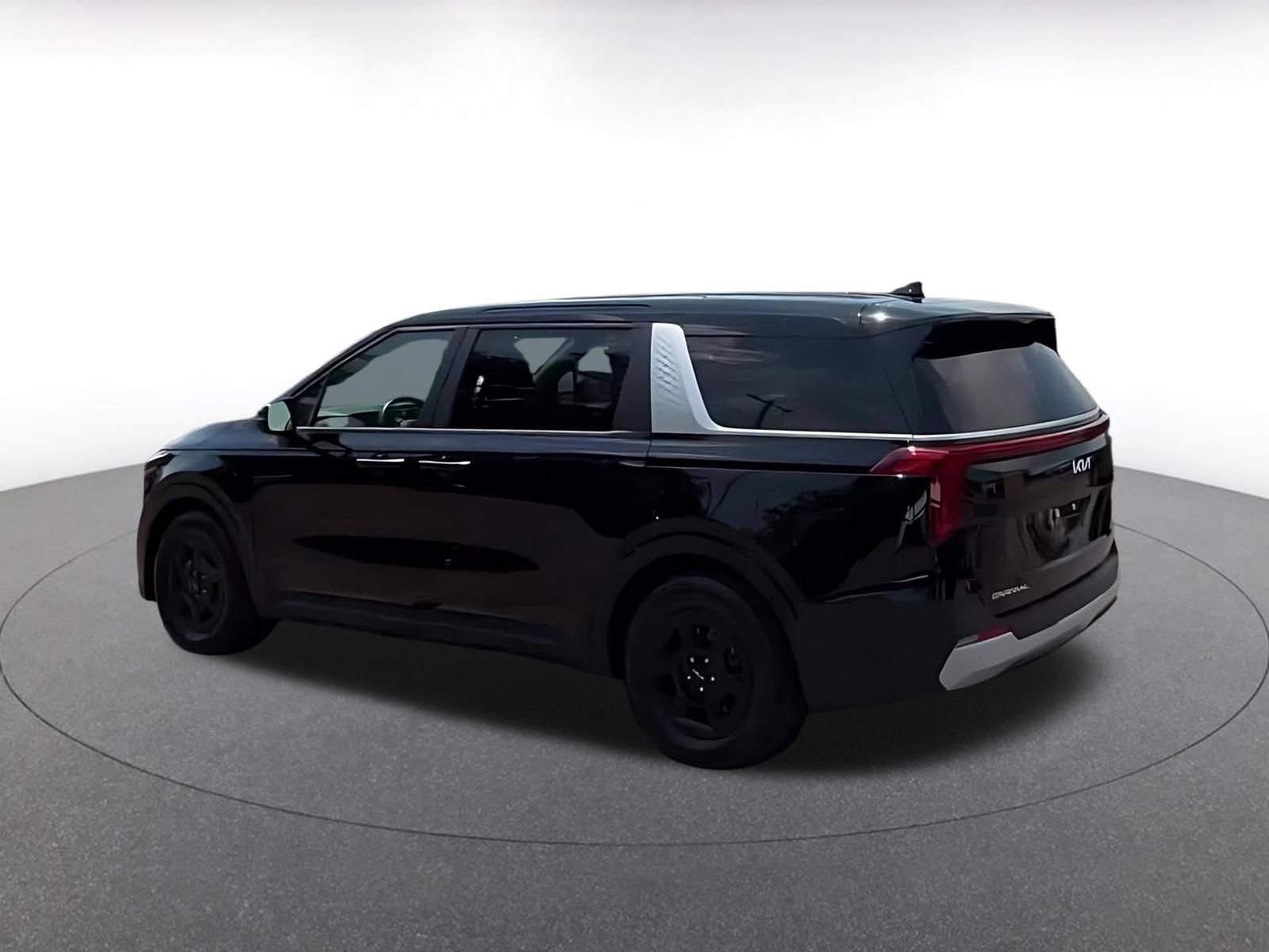 Used 2026 Kia Carnival FWD image 11