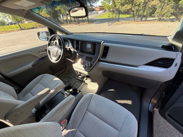 Used 2015 Toyota Sienna LE FWD image 30