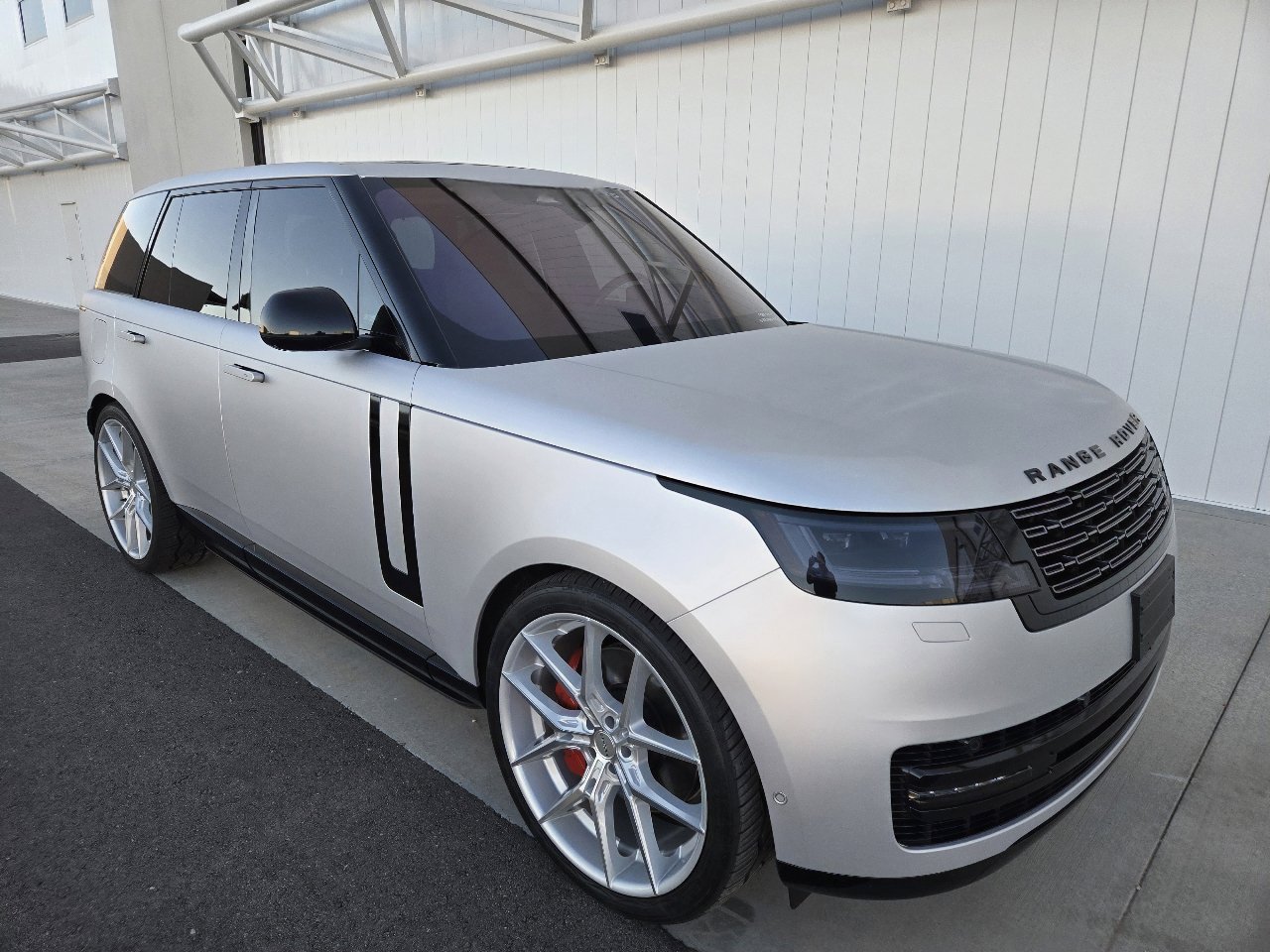 Used 2023 Land Rover Range Rover SE image 3