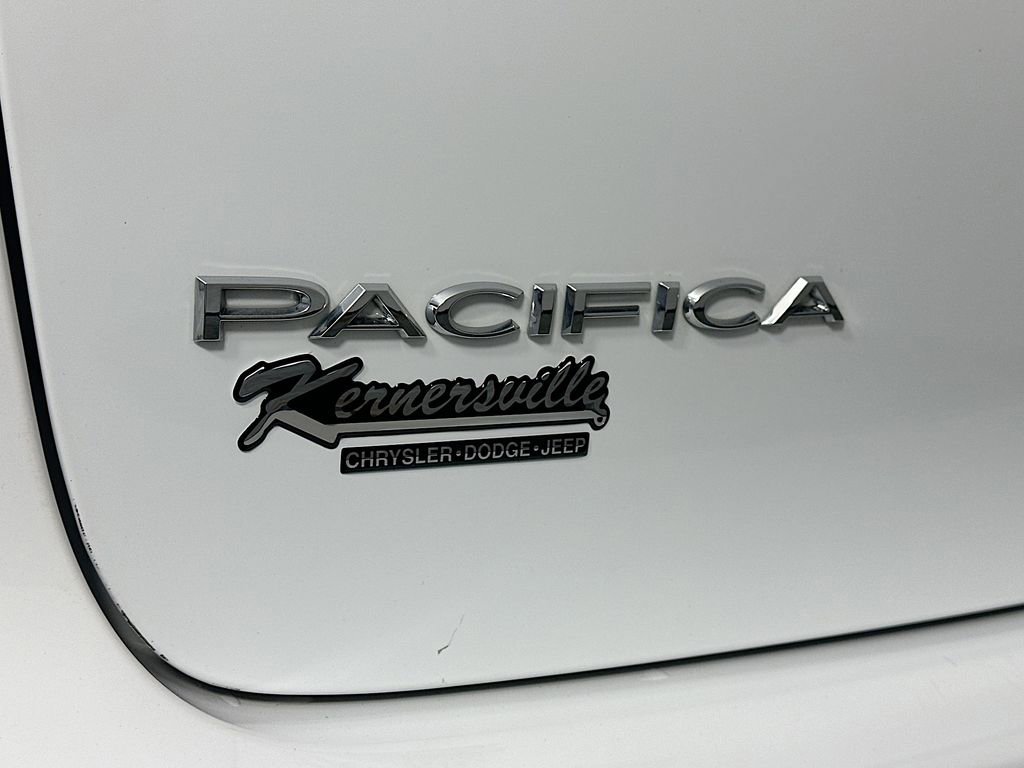 Used 2024 Chrysler Pacifica Touring-L image 27