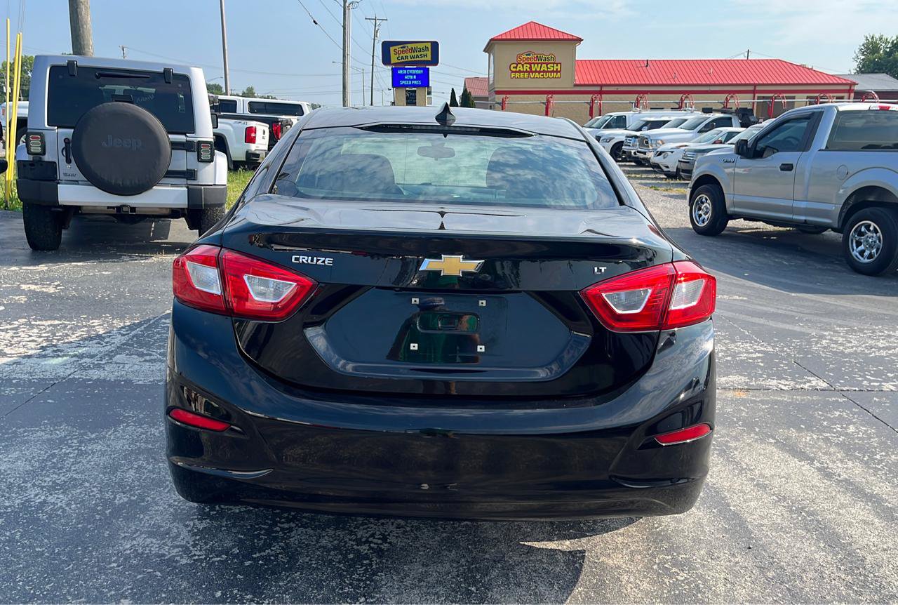 Used 2018 Chevrolet Cruze LT w/ Sun And Sound Package FWD image 4