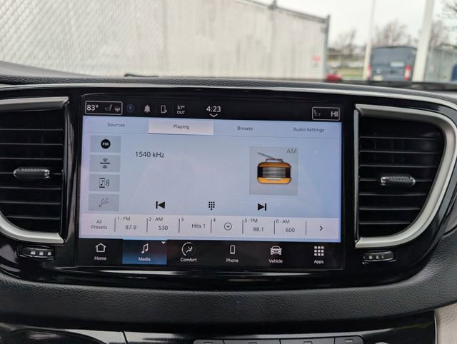 Used 2024 Chrysler Pacifica Touring-L image 15