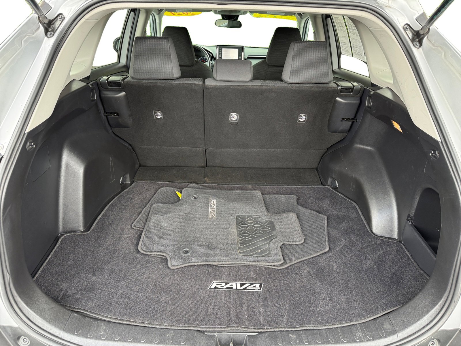 Used 2021 Toyota RAV4 LE w/ Carpet Mat Package (TMS) AWD/4WD image 17