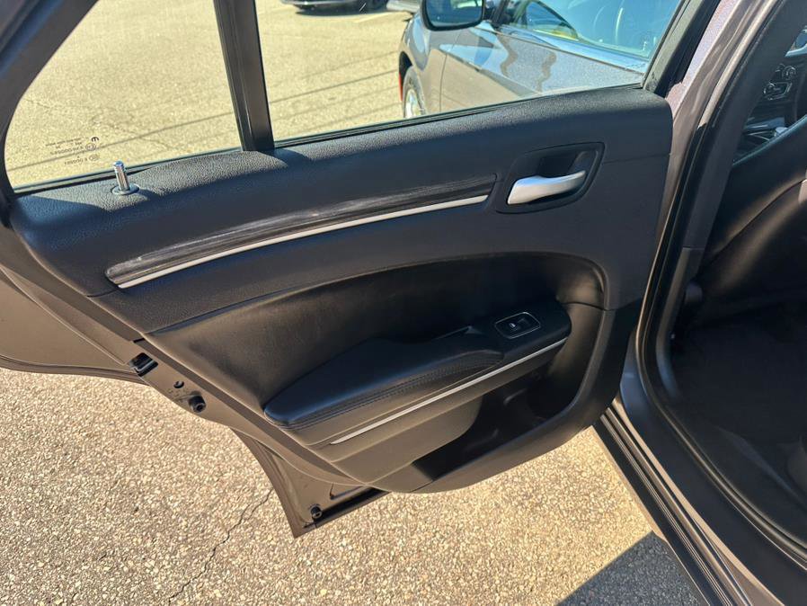 Used 2017 Chrysler 300 Limited w/ Value Package image 16