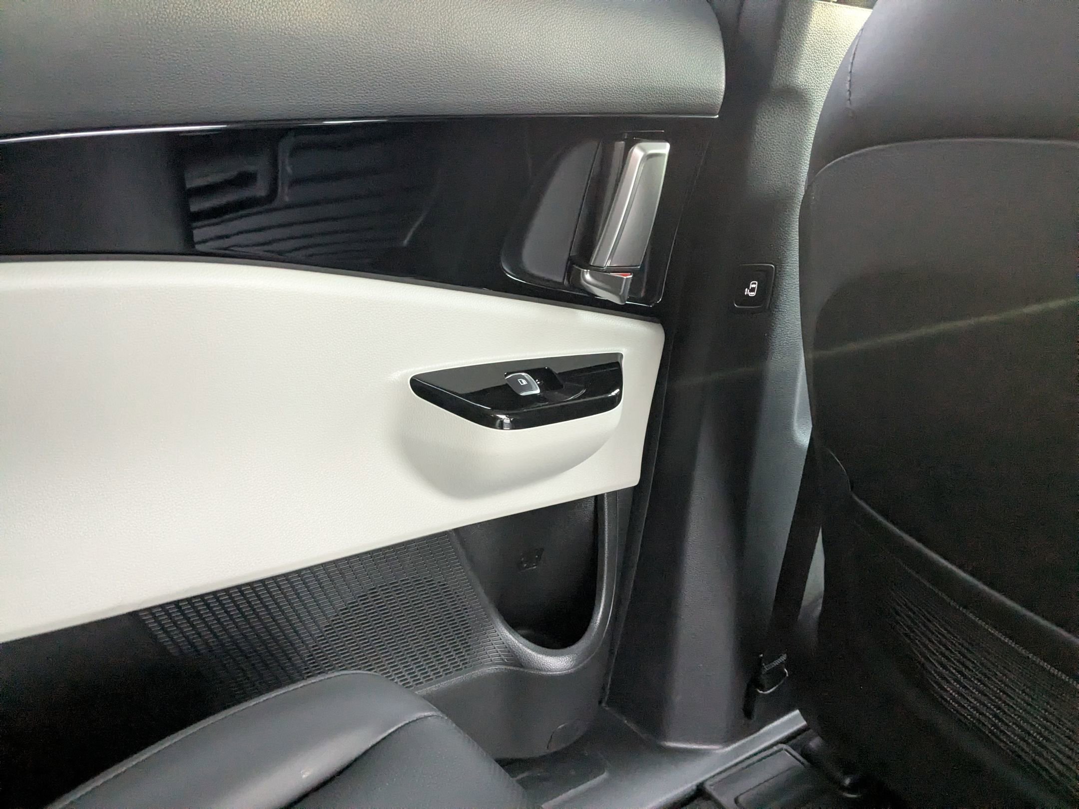 Used 2024 Kia Carnival EX image 41