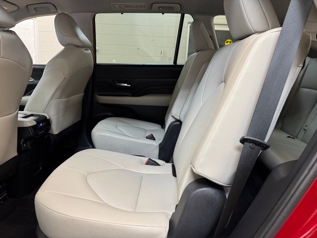 Used 2024 Toyota Grand Highlander AWD image 15