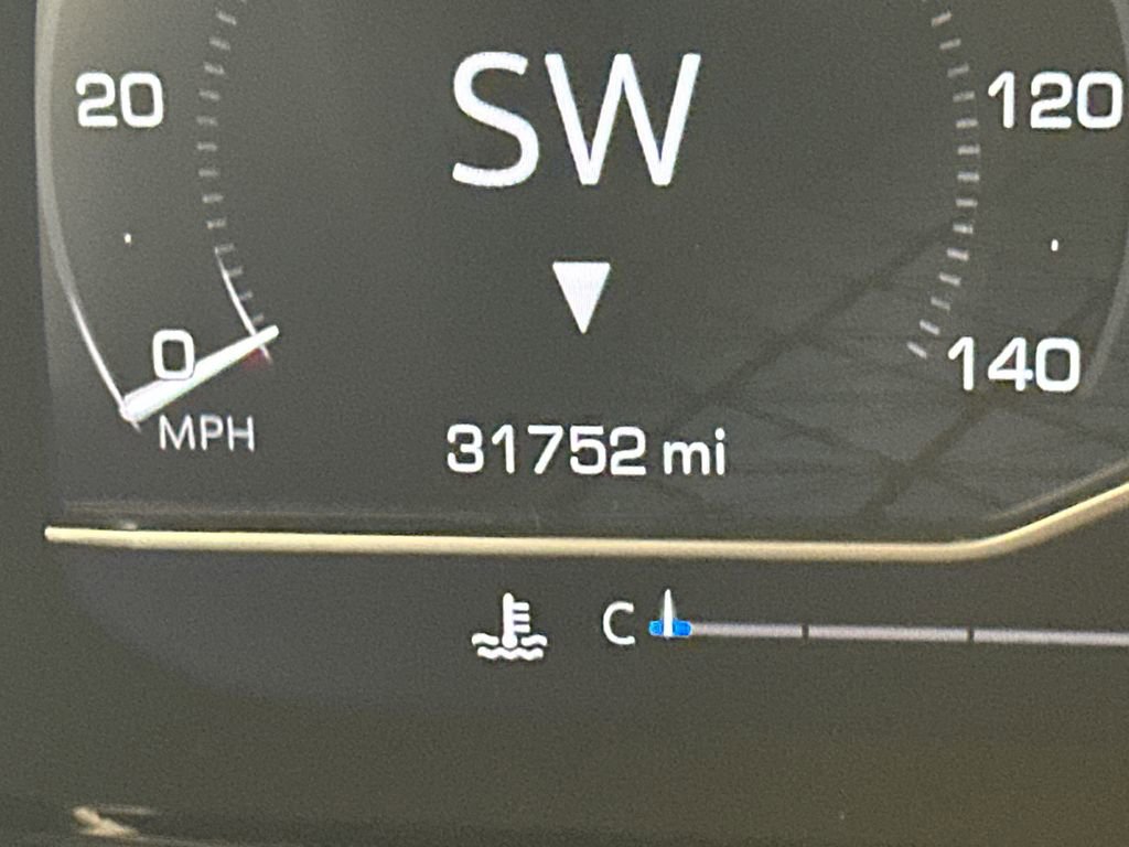 Used 2024 GMC Yukon Denali w/ Advanced Technology Package image 4