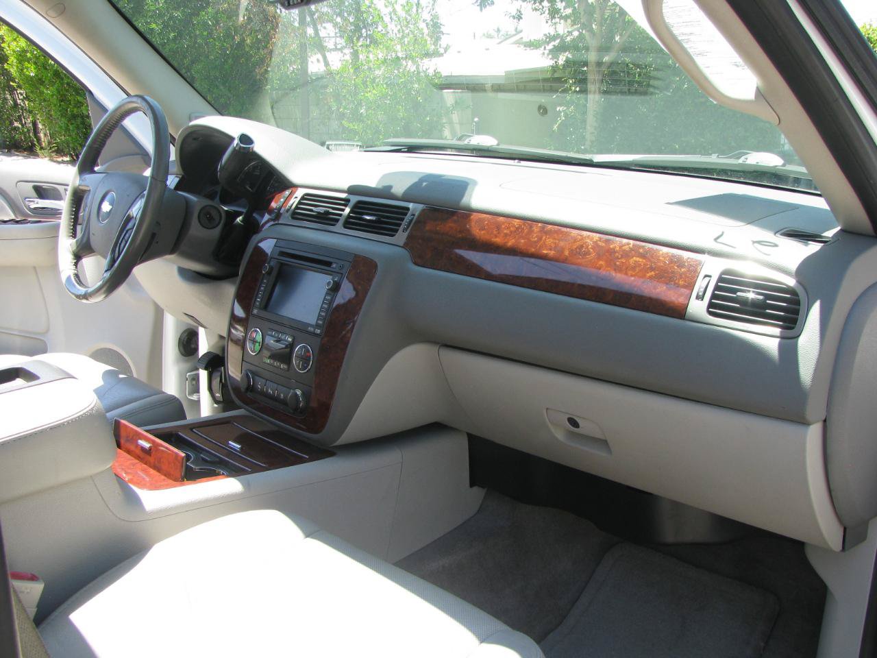Used 2009 Chevrolet Suburban LTZ RWD image 15