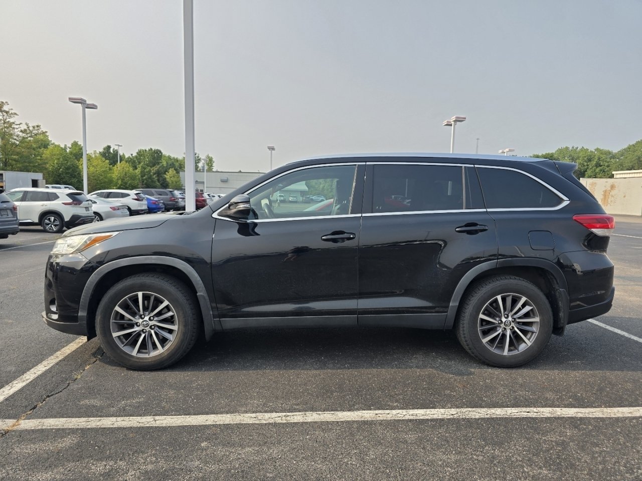 Used 2019 Toyota Highlander XLE FWD image 4