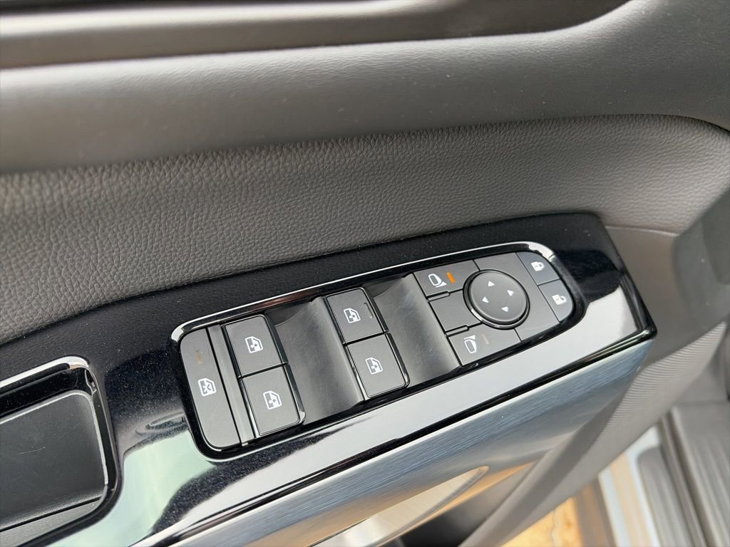 Used 2025 Nissan Pathfinder SL w/ Black Appearance Package image 11