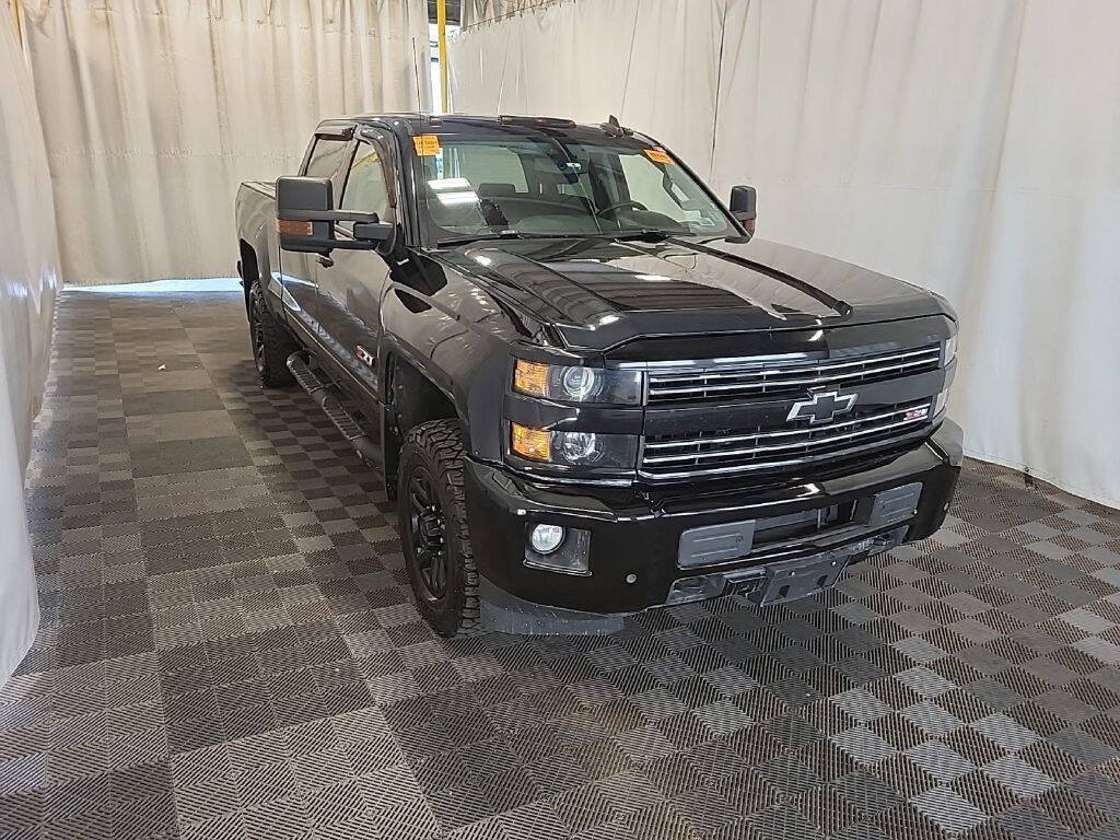 Used 2019 Chevrolet Silverado 2500 LT w/ Midnight Edition AWD/4WD image 4