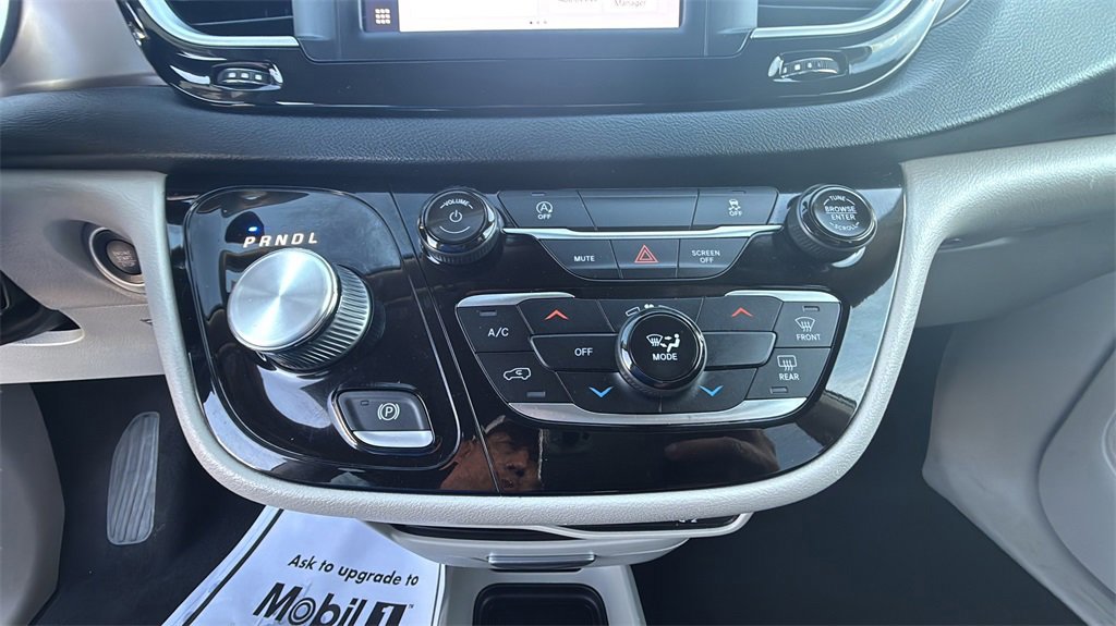 Used 2022 Chrysler Voyager LX image 33