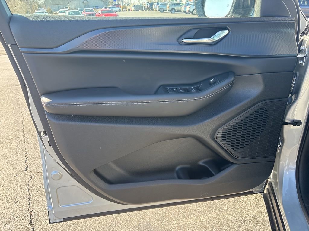 New 2025 Jeep Grand Cherokee L Laredo image 11