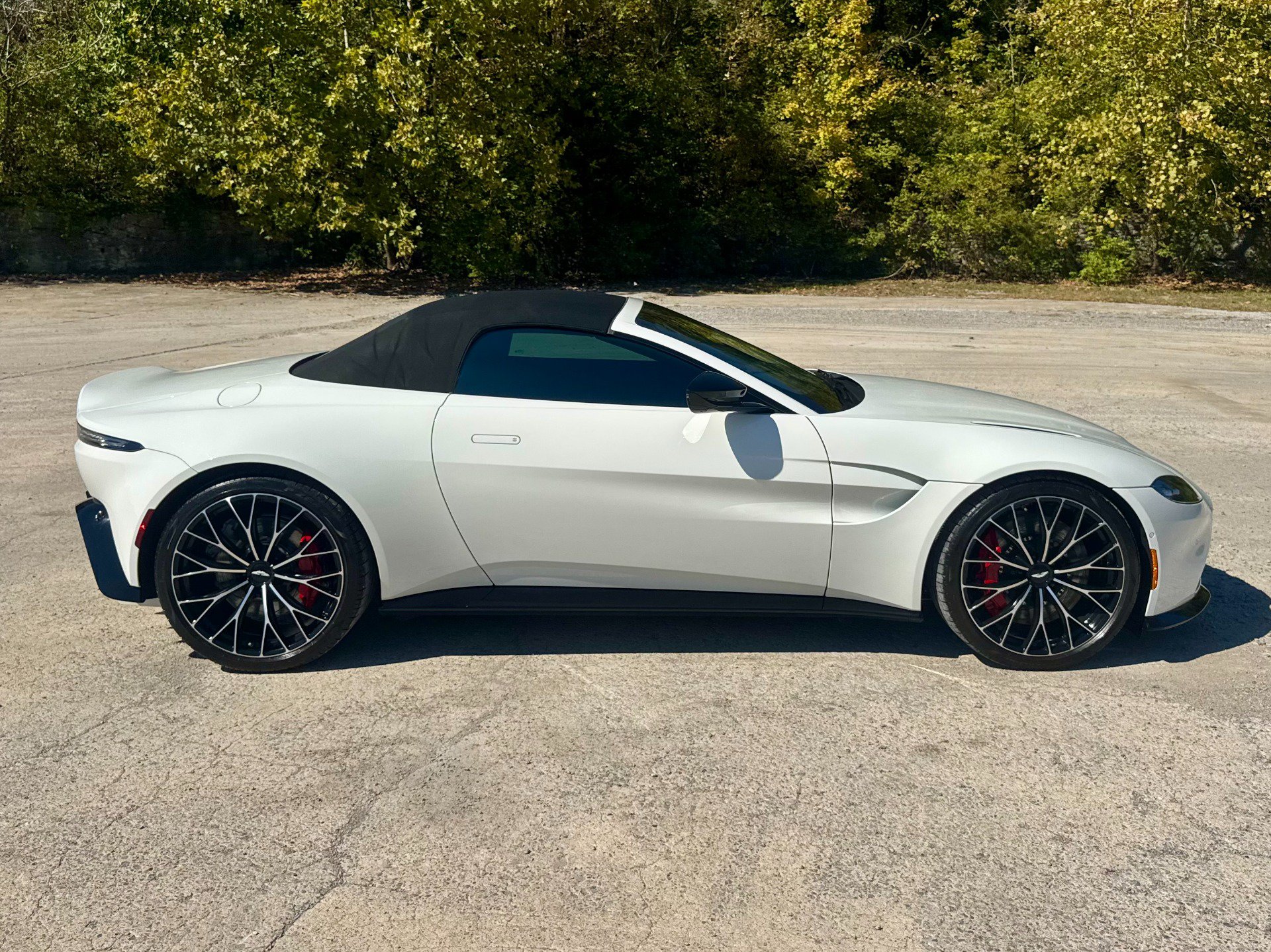Used 2023 Aston Martin V8 Vantage Roadster RWD image 13