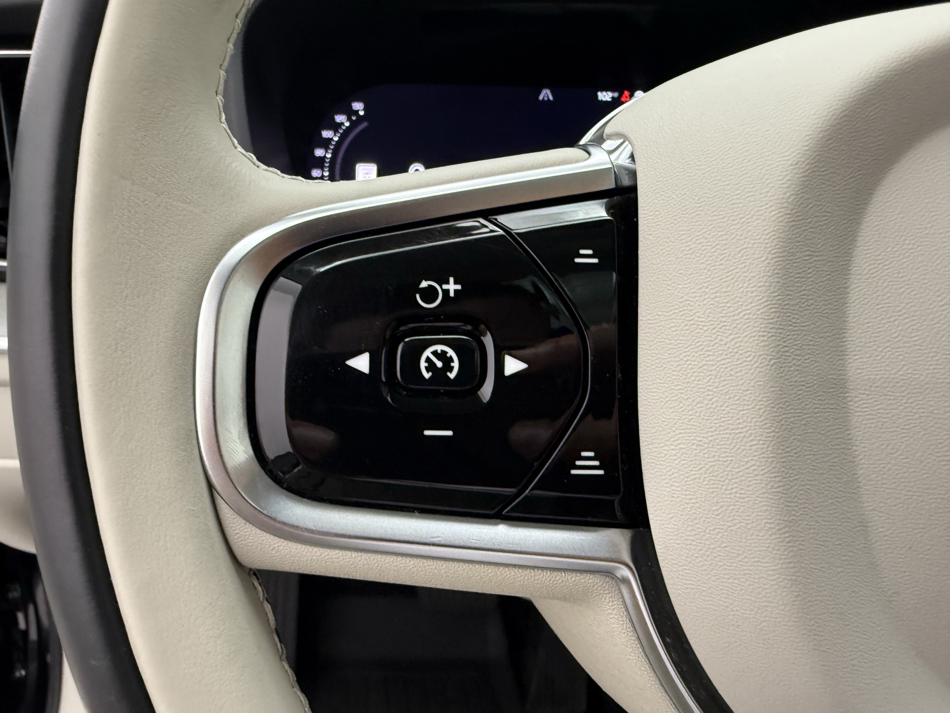 Certified 2024 Volvo XC60 B5 Plus w/ Protection Package Premier AWD/4WD image 16