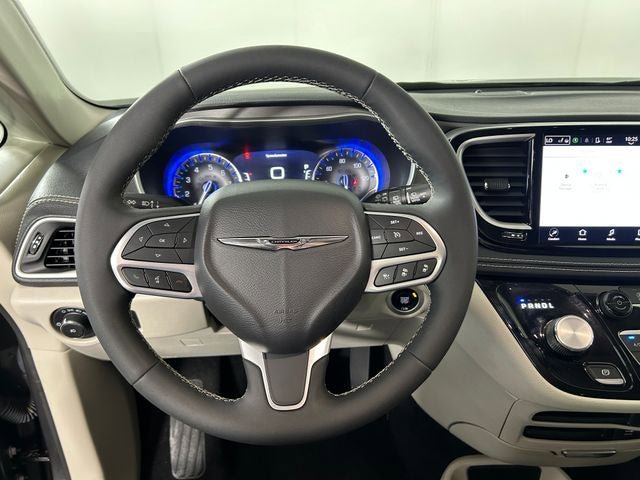 Used 2022 Chrysler Pacifica Touring-L AWD/4WD image 15