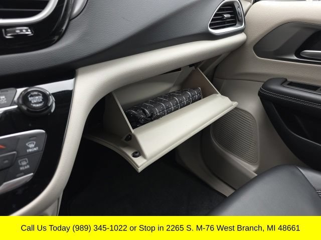 Used 2023 Chrysler Pacifica Touring-L FWD image 31