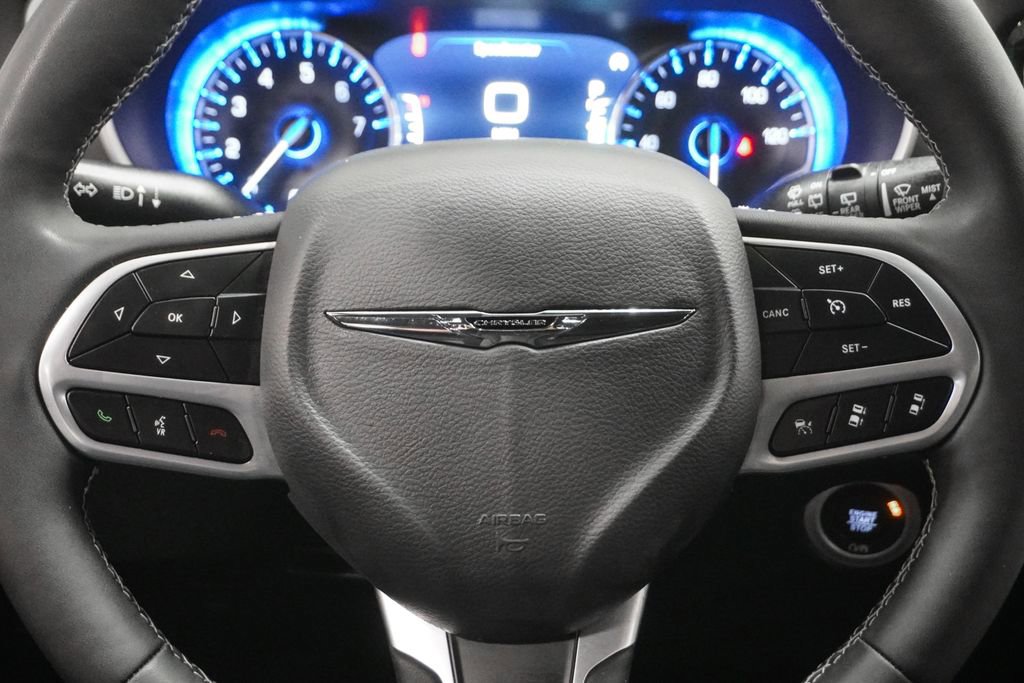 Used 2025 Chrysler Pacifica Select image 18