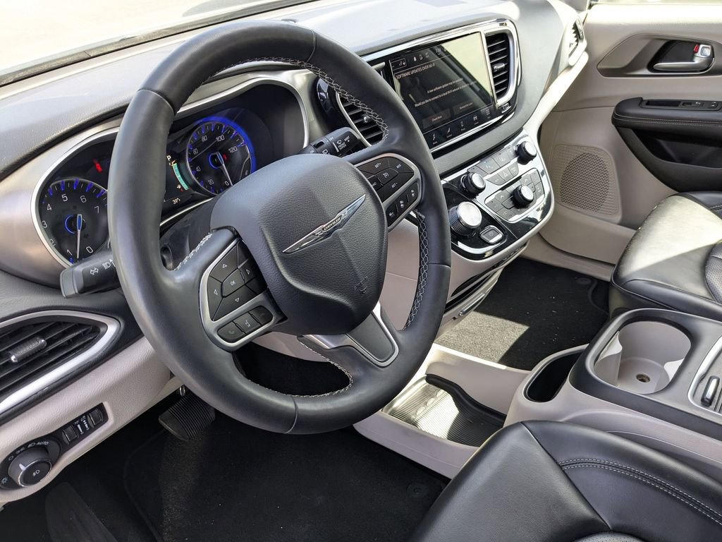 Used 2023 Chrysler Pacifica Touring-L image 15