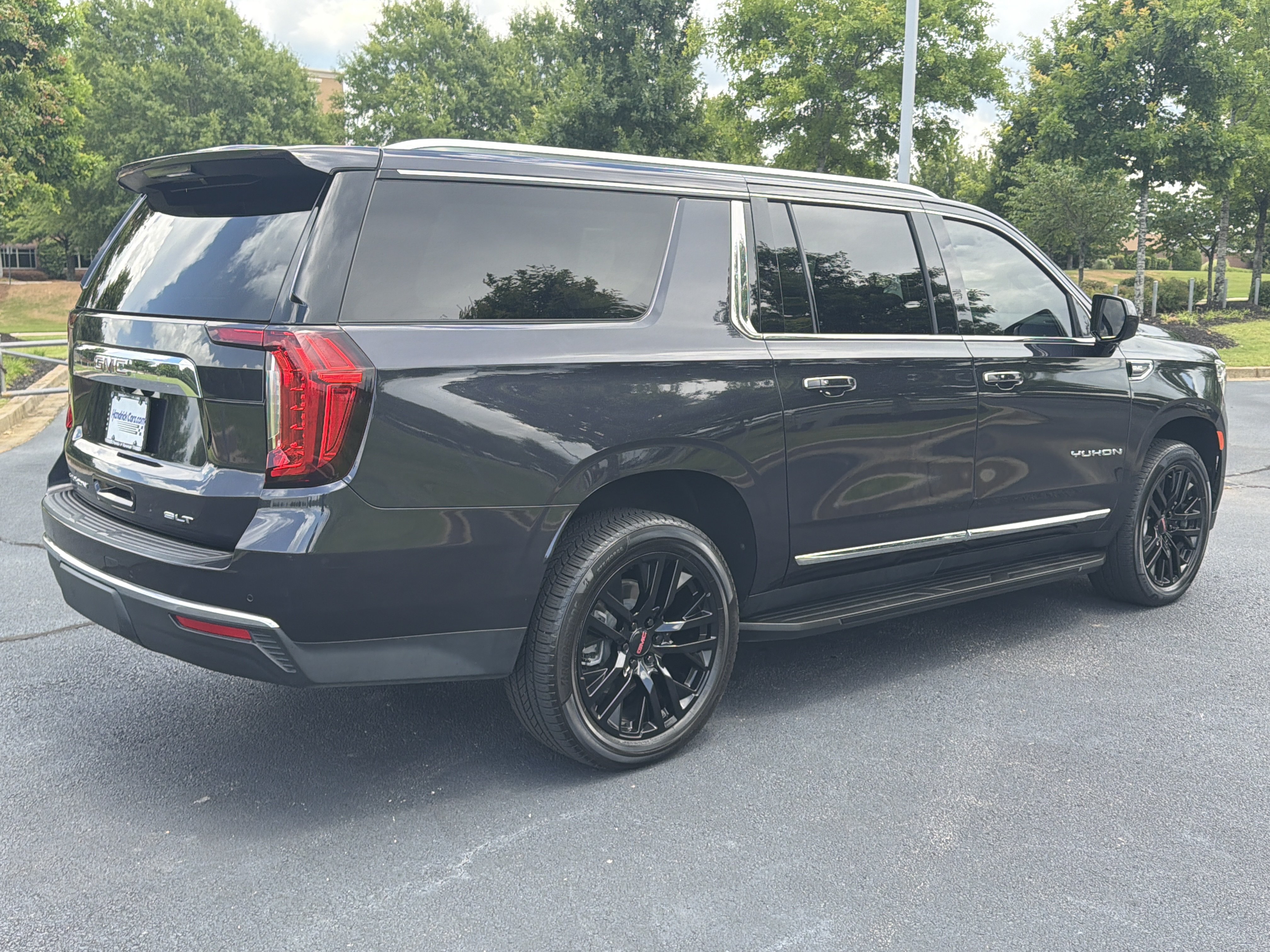 Used 2023 GMC Yukon XL SLT AWD/4WD image 9