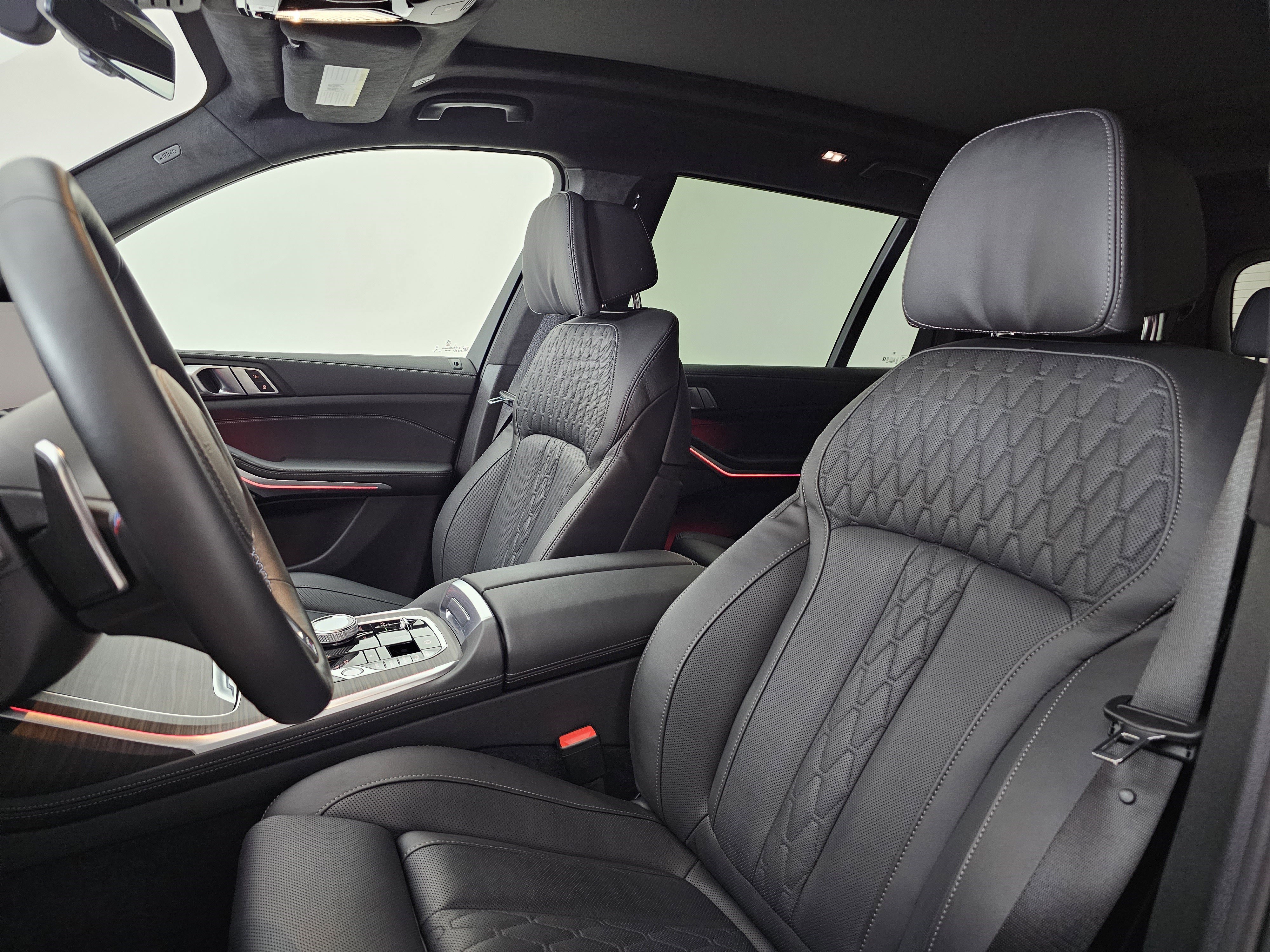 Used 2025 BMW X7 M60i image 8
