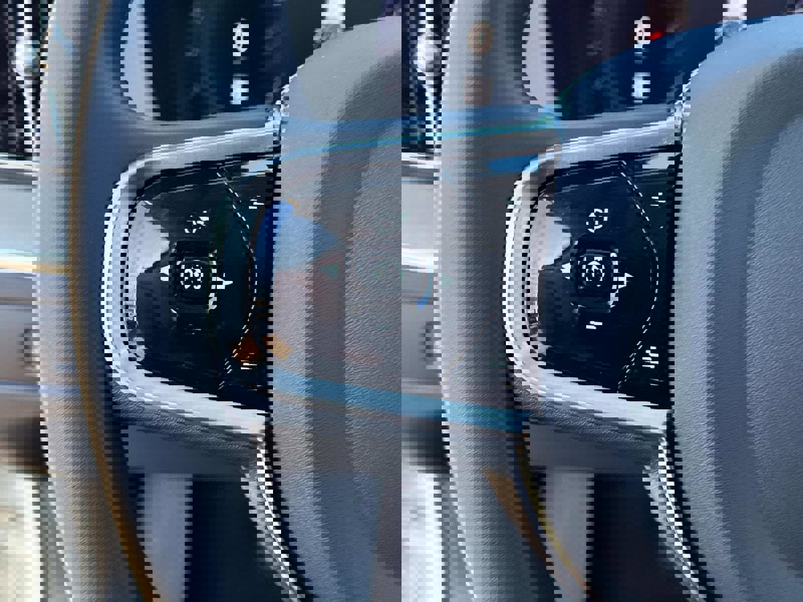 Certified 2025 Volvo XC60 B5 Plus image 30