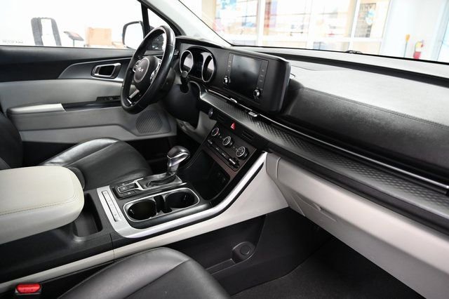 Used 2022 Kia Carnival LX image 14