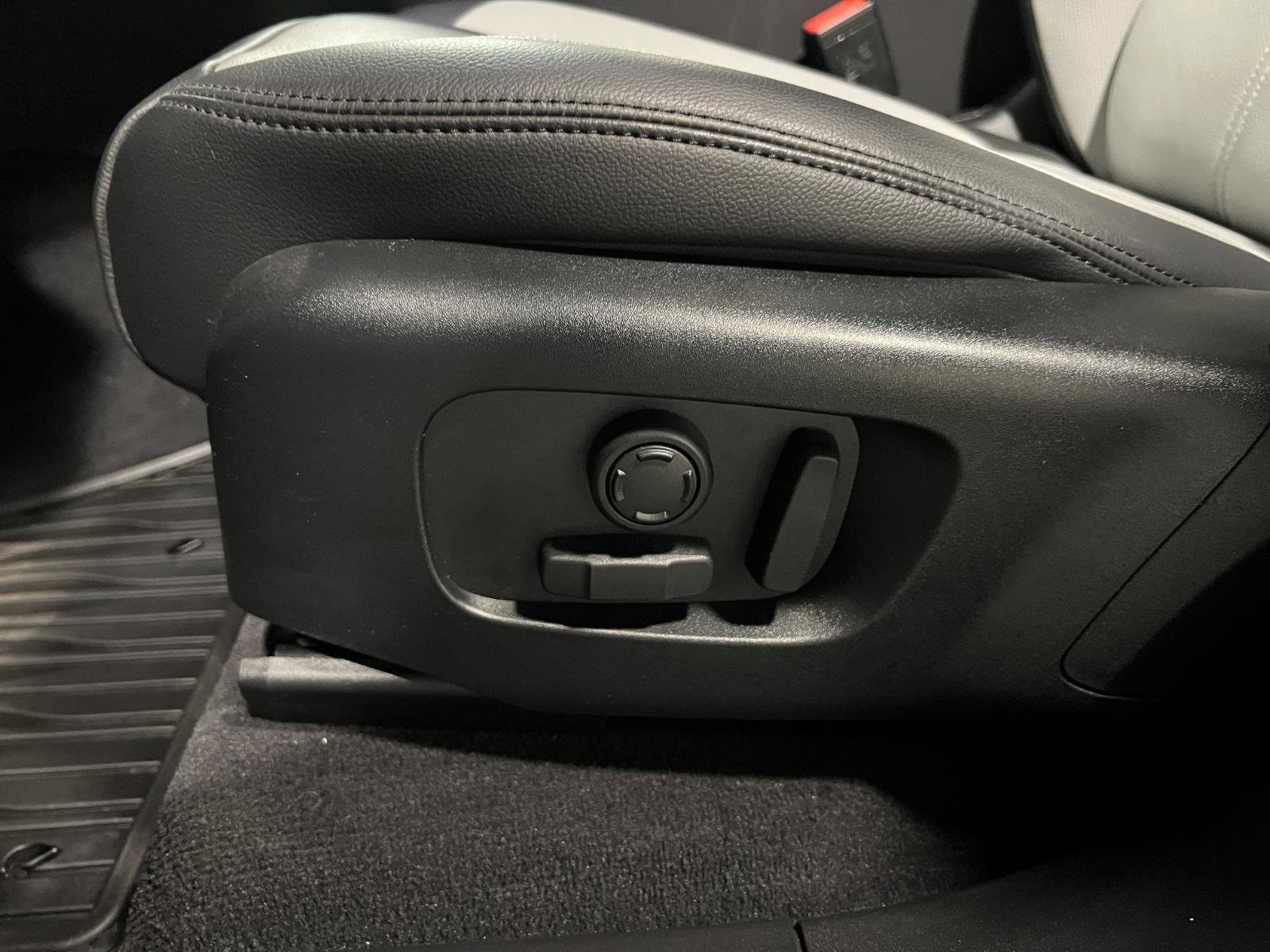 Used 2026 Land Rover Range Rover Velar Dynamic SE image 23