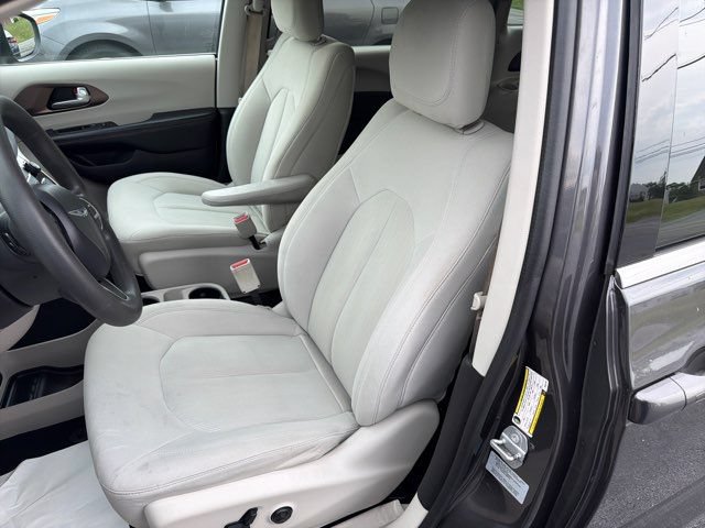 Used 2017 Chrysler Pacifica LX FWD image 16