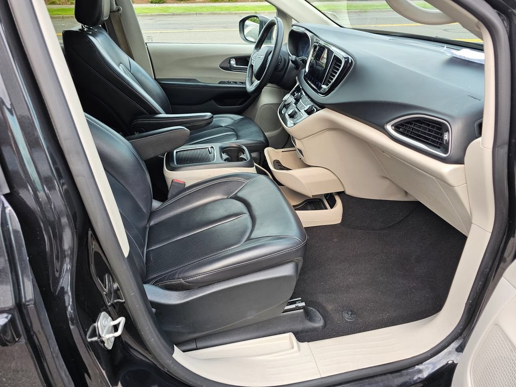 Used 2023 Chrysler Pacifica Touring-L FWD image 13