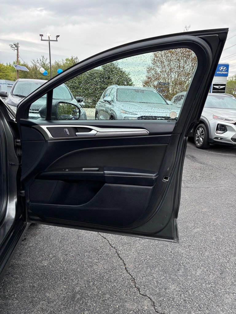 Used 2018 Ford Fusion SE w/ Fusion SE Technology Package FWD image 46