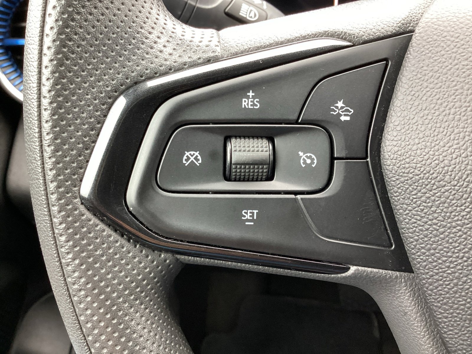 Used 2025 Chevrolet Trax LT FWD image 6