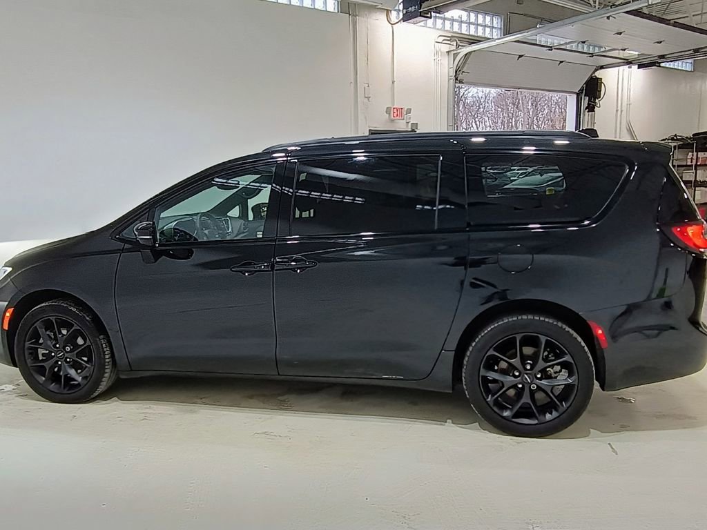Used 2023 Chrysler Pacifica Limited w/ Uconnect Theater Family Group image 4