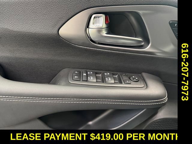 Used 2026 Chrysler Pacifica Select FWD image 8