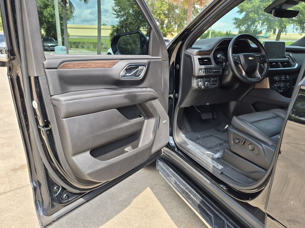 Certified 2023 Chevrolet Tahoe High Country w/ Advanced Technology Package AWD/4WD image 7