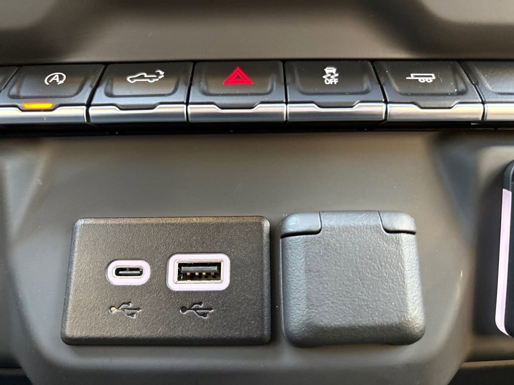 Used 2025 Chevrolet Silverado 1500 Custom image 3