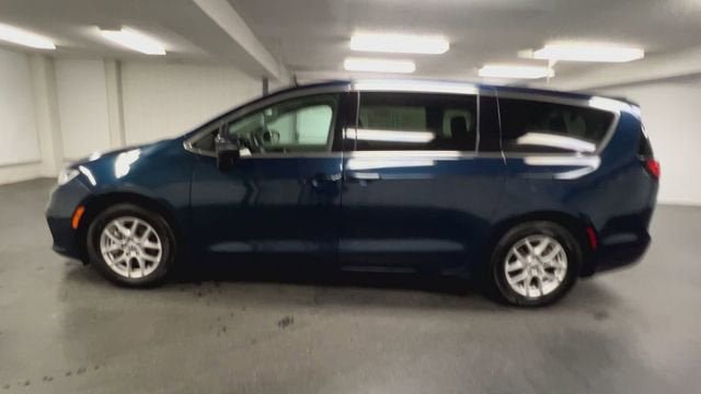 Used 2023 Chrysler Pacifica Touring-L FWD image 5
