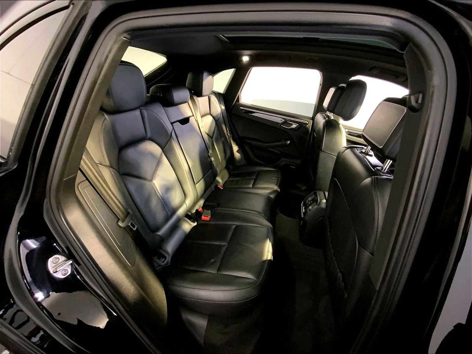 Certified 2018 Porsche Macan AWD/4WD image 23