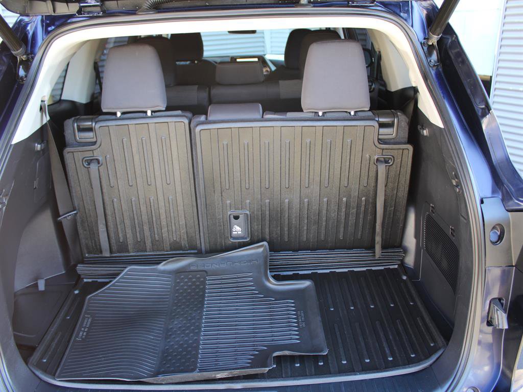 Used 2023 Toyota Highlander LE image 35