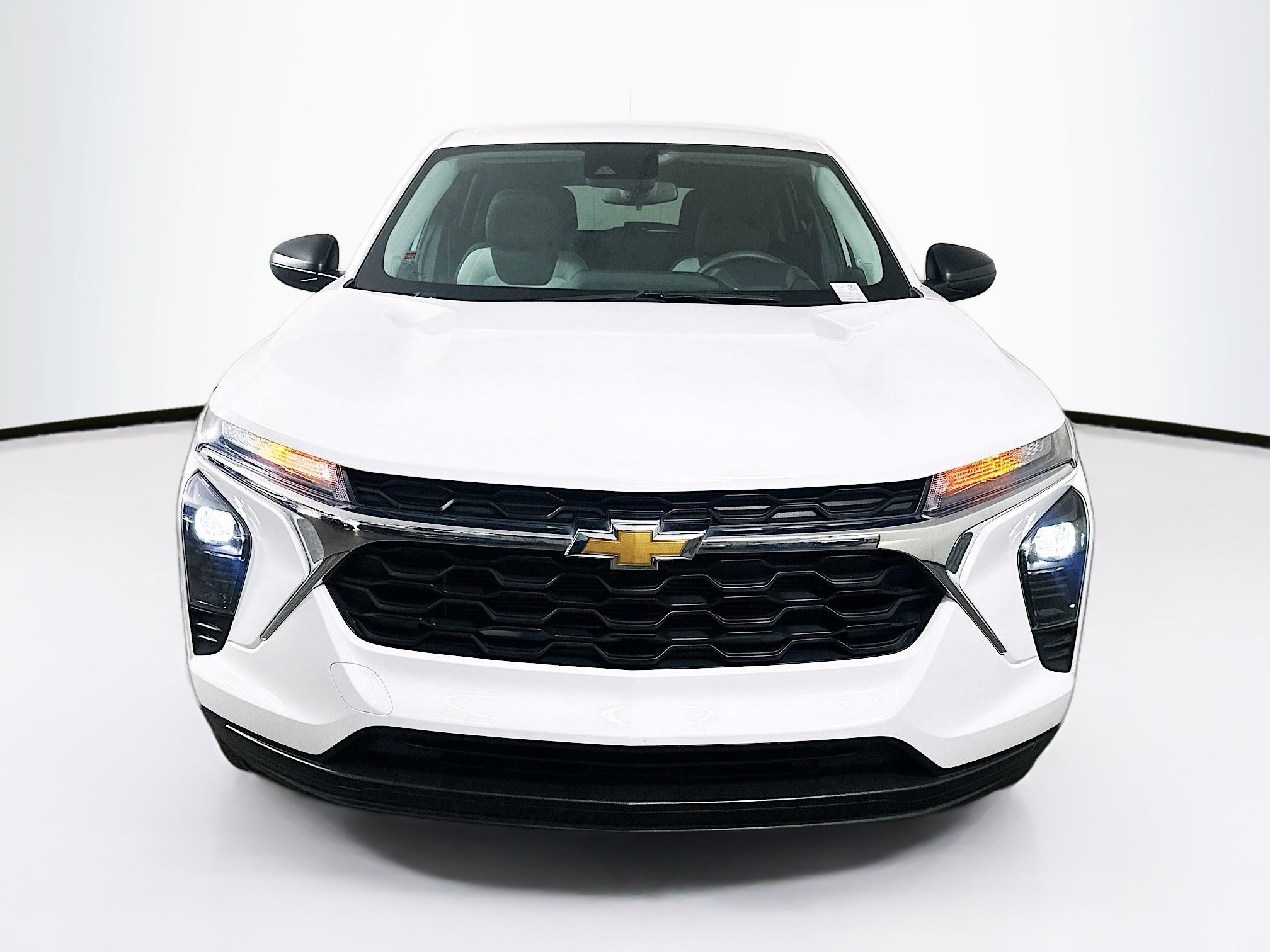Used 2025 Chevrolet Trax LS FWD image 2