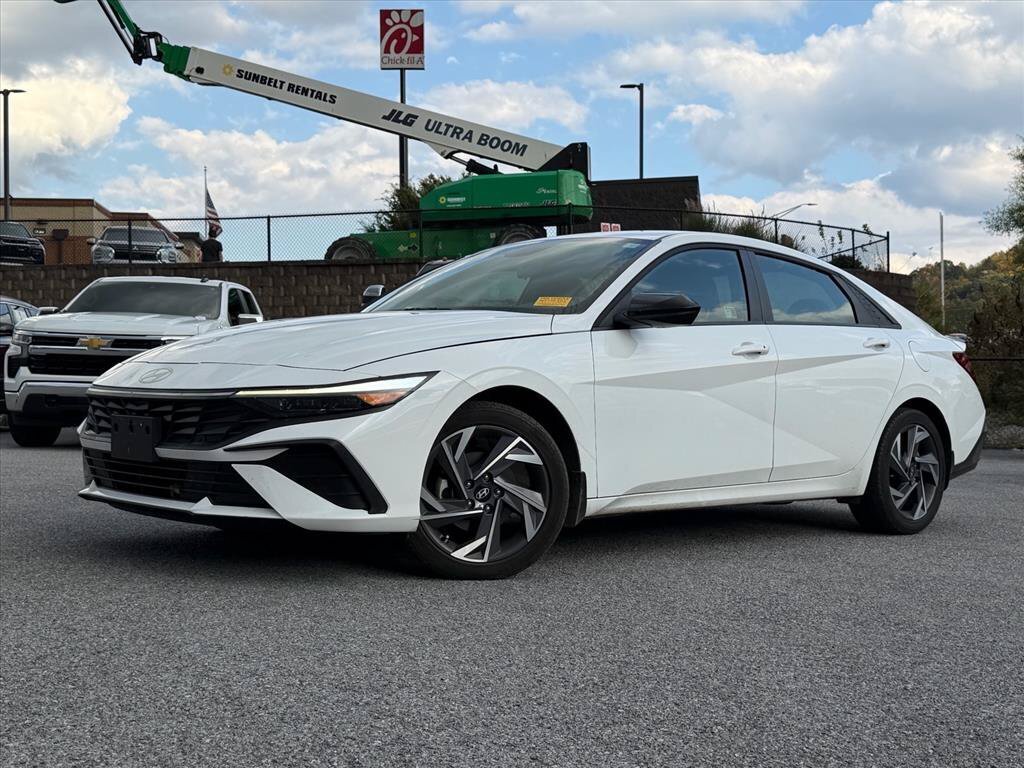 Used 2025 Hyundai Elantra Sport FWD image 2