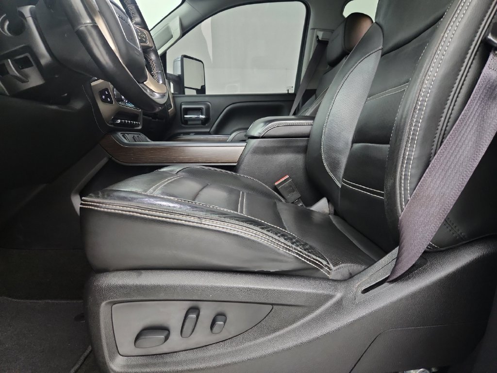 Used 2017 GMC Sierra 2500 Denali w/ Duramax Plus Package AWD/4WD image 21