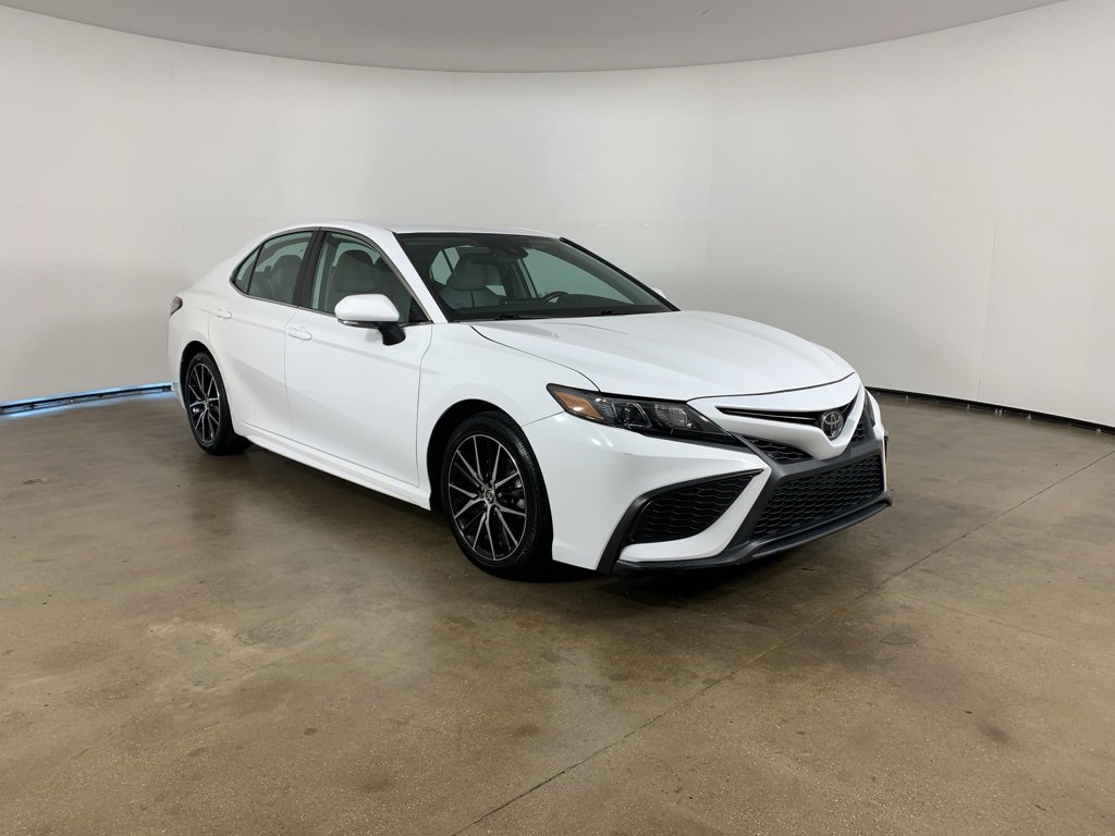 Used 2023 Toyota Camry SE image 4