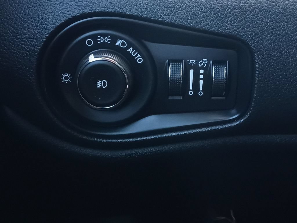Used 2016 Jeep Renegade Trailhawk AWD/4WD image 12