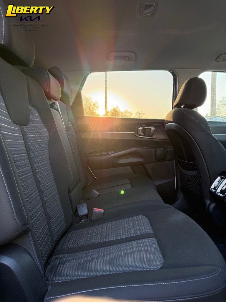 Used 2022 Kia Sorento LX image 10