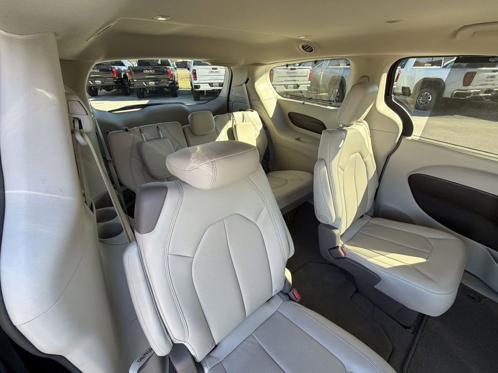Used 2020 Chrysler Pacifica Touring-L image 14