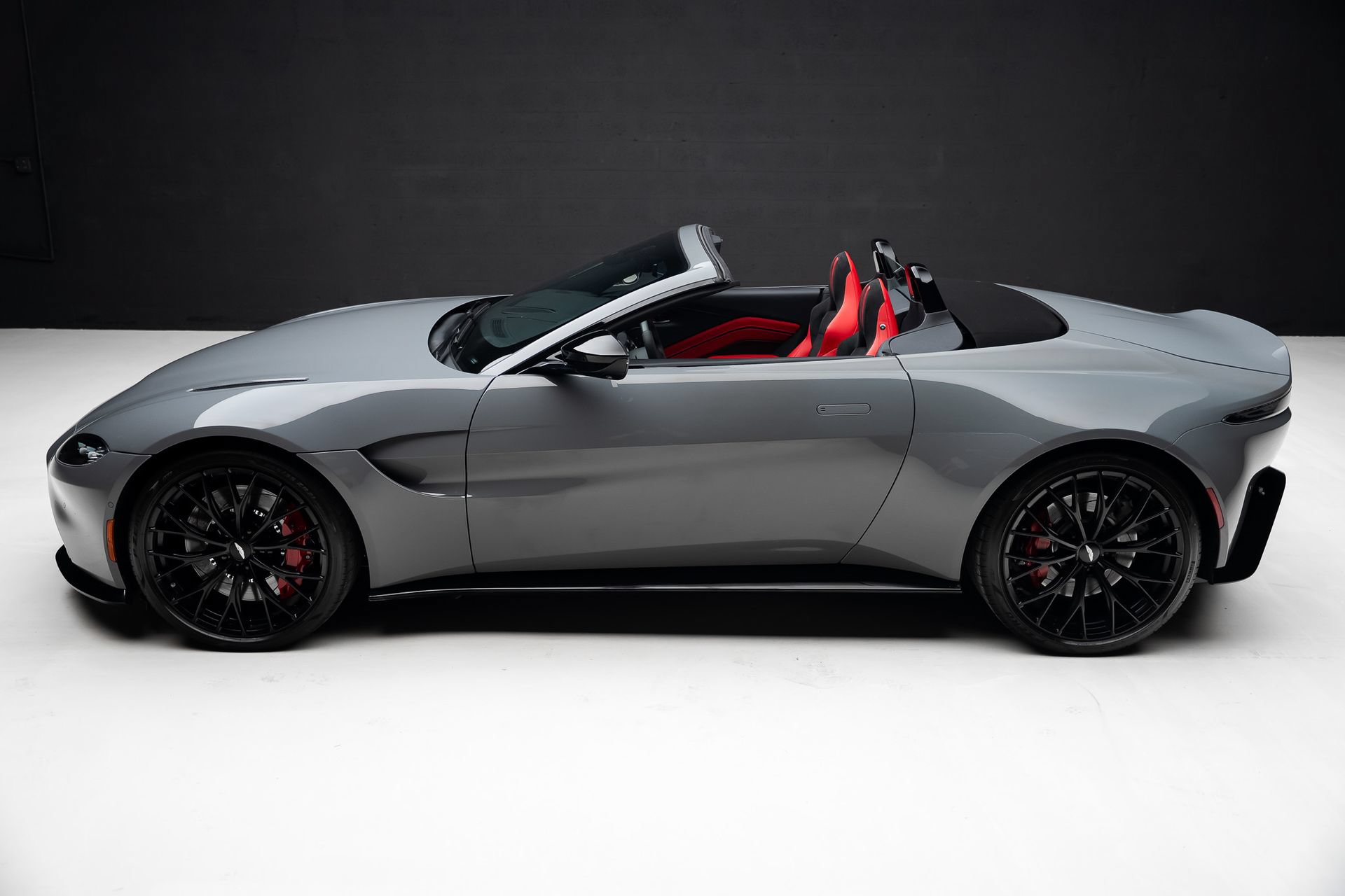 Used 2023 Aston Martin V8 Vantage Roadster RWD image 18