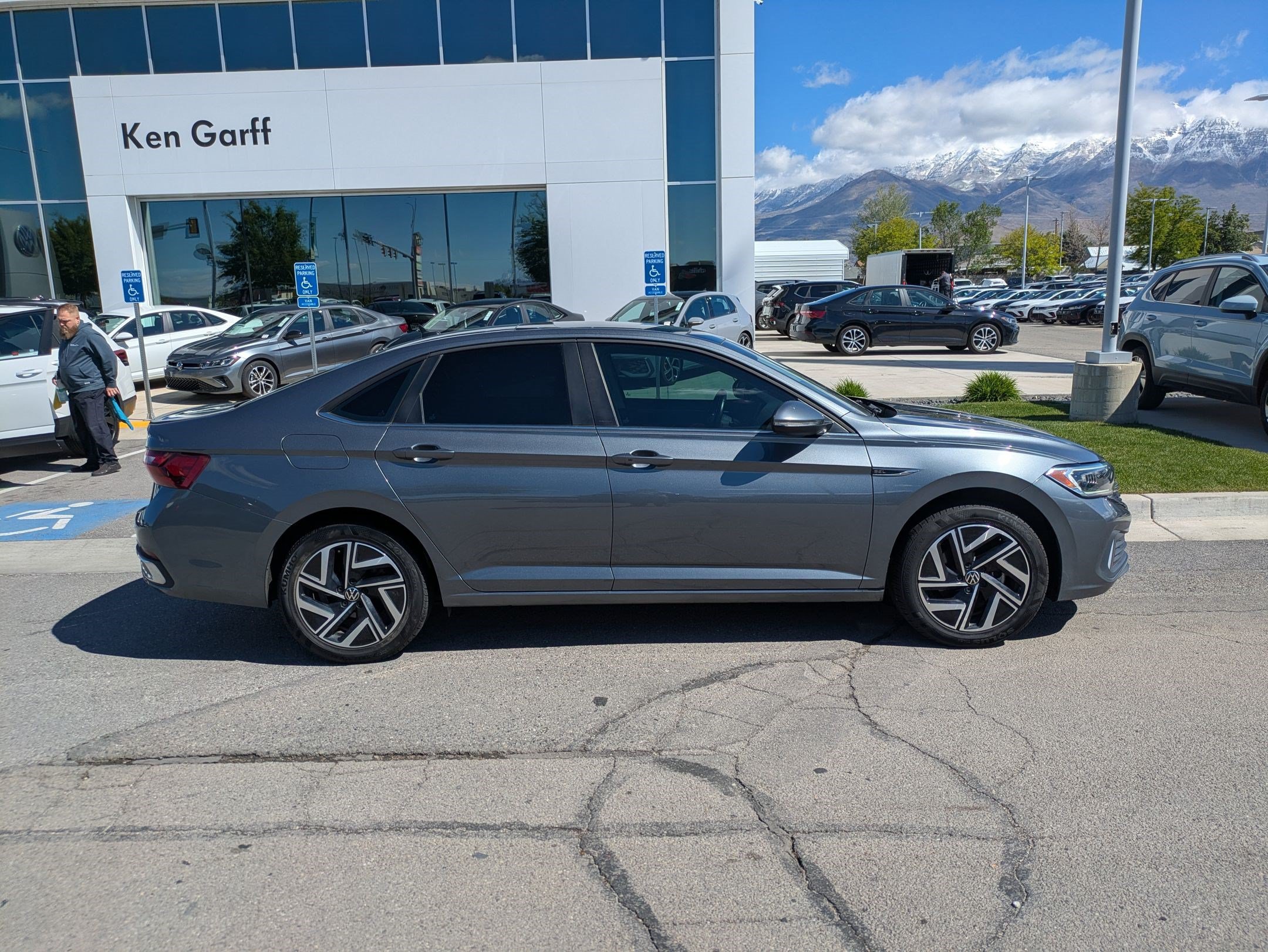 Used 2022 Volkswagen Jetta SEL FWD image 2
